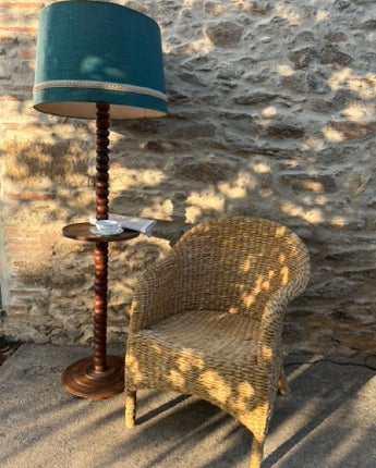 CANDEEIRO DE CHÃO COM MESA DE APOIO