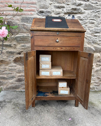 ARMÁRIO DE RECEÇÃO (custo do envio não incluído)